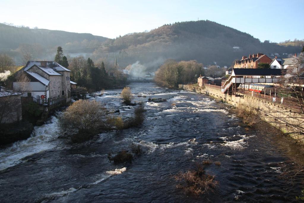 Llangollen Hostel Guest Rooms - No Dormitories - Self Catering Exterior photo