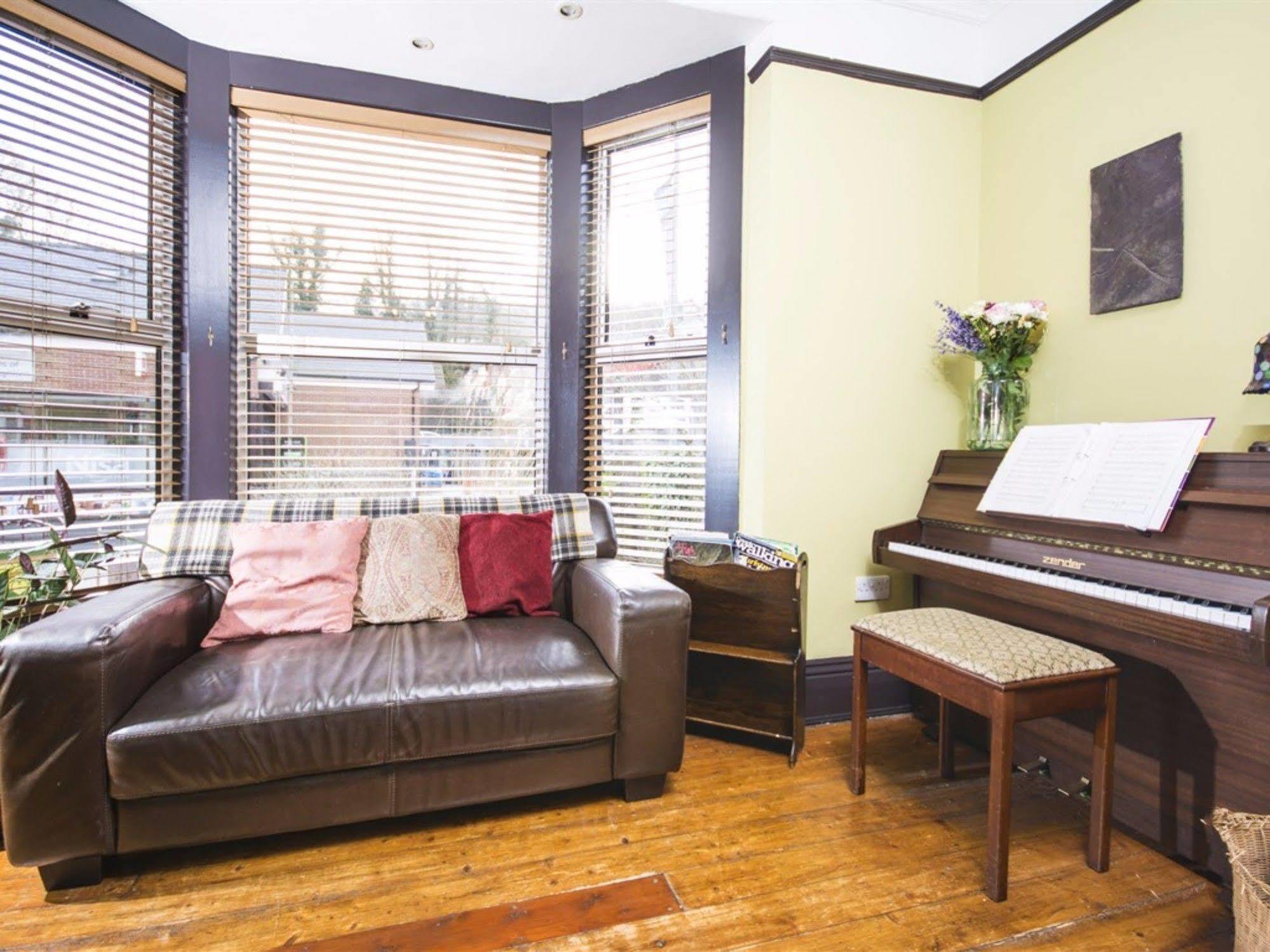 Llangollen Hostel Guest Rooms - No Dormitories - Self Catering Exterior photo