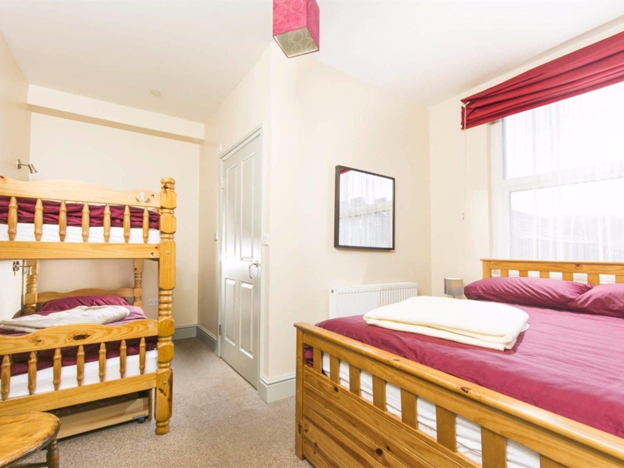 Llangollen Hostel Guest Rooms - No Dormitories - Self Catering Exterior photo